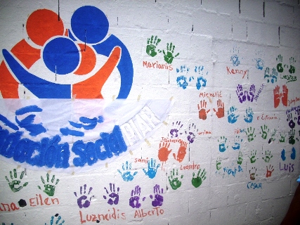 Niños plasmaron su huella en murales