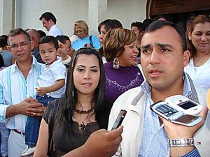 El Alcalde Gustavo Muñiz y su esposa Zulny Bonalde en la misa.