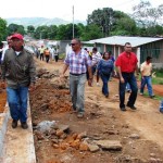 Alcalde Muñiz hizo recorrido de las calles de Pedregal junto a los vecinos del sector