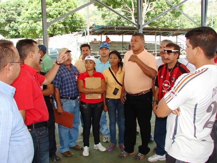 El alcalde Gustavo Muñiz supervisó la obra junto a los vecinos y consejos comunales.