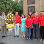 El alcalde Gustavo Muñiz realiza la Ofrenda Floral con los funcionarios de la municipalidad.