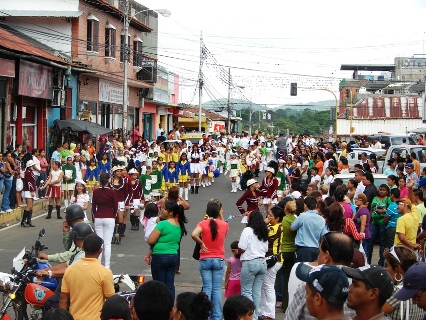 Desde primeras horas de la mañana las Bandas Secas y los upatenses salieron a las calles a festejar el aniversario de la Ciudad.