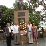 Alcalde Muñiz realizó ofrenda en honor a la Ciudad