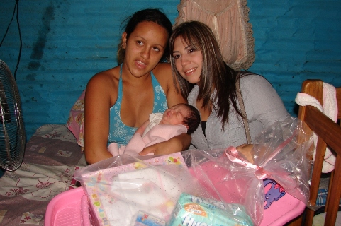 Zulny Bonalde llevó canastillas a los bebes recién nacidos