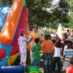 Los niños se divirtieron con los inflables y los payasos 