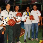 Alcalde Muñiz entregó material deportivo a atletas del sector