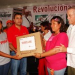 Secretario General de Gobierno Teodardo Porras y alcalde Gustavo Muñiz entregaron máquinas de coser