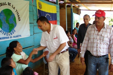 Alcalde Muñiz es recibido por los habitantes del Caserío