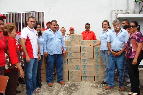 Alcalde Muñiz entrega bombillos a los consejos comunales de Upata