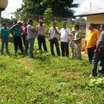Gustavo Muñiz y habitantes del sector inspeccionaron el espacio donde se construirán las aulas 