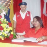 Zuleyma Idrogo coordinadora de Prensa de la Alcaldía de Piar estampando su firma.