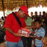 Arsenio González entrego juguetes a los niños.
