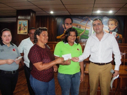 Gustavo Muñiz entregó créditos a los empleados y obreros de la Alcaldía de Piar 