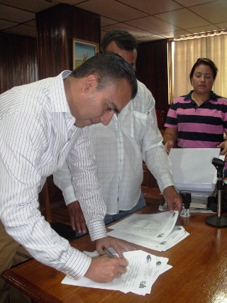 Gustavo Muñiz firmó y entregó permisología para de 3 obras en el Municipio.