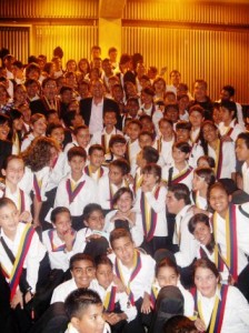 Los integrantes de la Orquesta de Upata y el alcalde Gustavo Muñiz luego del Concierto 
