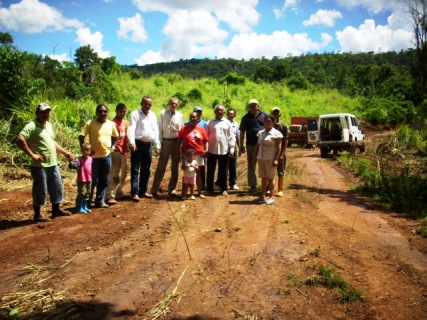 El Diputado Asdrúbal López y el Presidente de la Cámara Municipal de Piar con los productores agropecuarios recorrieron los trabajos de reparación de la vialidad.