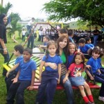 Los estudiantes de la escuela Raúl Leoni estrena parque infantil 