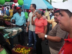 El alcalde Gustavo Muñiz compartió con los productores en la Feria Navideña