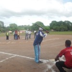 Alcalde Muñiz realizó lanzamiento de la pelota para inaugurar campo deportivo