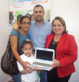 Niños de segundo grado reciben mini laptops del proyecto “Canaima va  a la Casa”