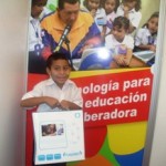 Juan Alfredo Ruiz estudiante de segundo grado de la UEN Julia de Bolívar recibe su mini laptop