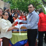 La profesora Eunice Ríos hace entrega de la réplica de la espada de Bolívar al alcalde Gustavo Muñiz