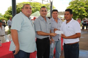 El alcalde Gustavo Muñiz encabezó la entrega de los primeros créditos de la Misión Agro- Venezuela en Piar