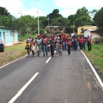 Alcalde Muñiz y habitantes estrenan calles asfaltadas en primera Agua de El Pao