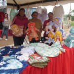 .. La Textilera de Los Chorros ofreció muñequería, ropa intima a precios solidarios