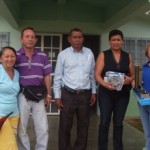 Líderes comunales del sector La Victoria recibiendo implementos médicos