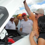 El Gobernador Rangel Gómez y Gustavo Muñiz inspeccionaron las condiciones del camión donado.    